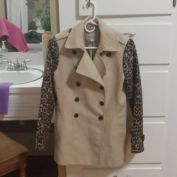 Banana Republic short trench with cheetah print sleeves. Size small. - Picture 3 of 3
